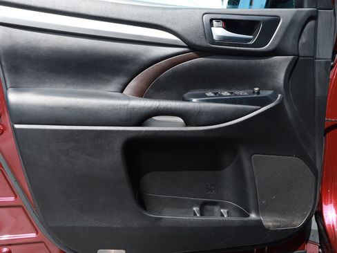 Used 2018 Toyota Highlander XLE FWD image 22