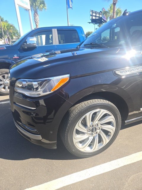 Used 2024 Lincoln Navigator Reserve AWD/4WD image 2