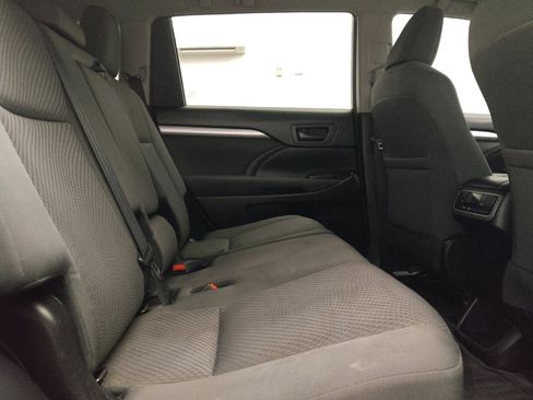 Used 2018 Toyota Highlander LE FWD image 19