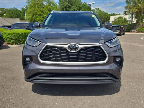 Used 2023 Toyota Highlander XLE image 3