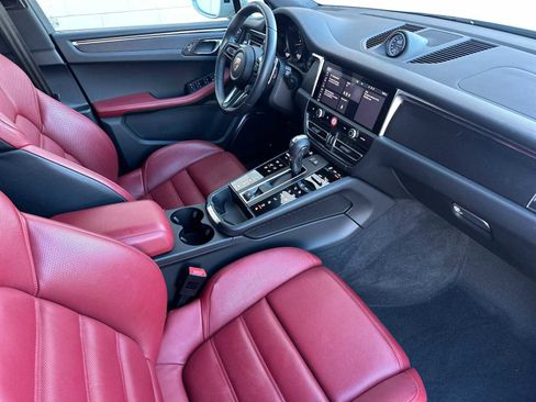 Certified 2025 Porsche Macan GTS image 17