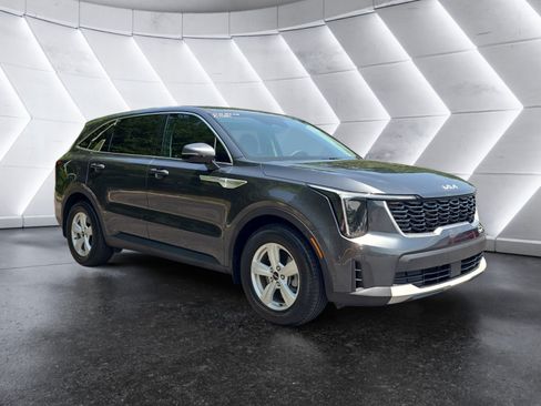 Used 2024 Kia Sorento LX FWD image 7