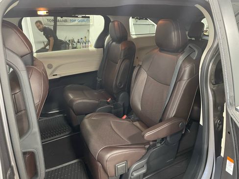 Used 2021 Toyota Sienna Platinum image 24