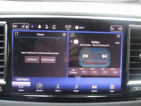 Used 2024 Chrysler Pacifica Touring-L image 14