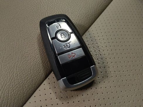 Used 2021 Ford Explorer XLT image 32