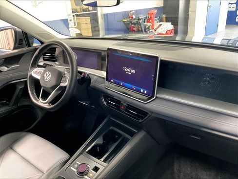 Used 2025 Volkswagen Tiguan SE AWD/4WD image 14