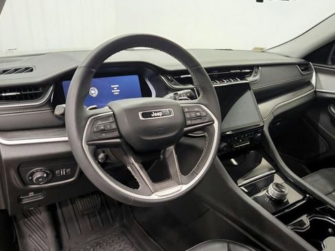 Used 2023 Jeep Grand Cherokee L Limited w/ Luxury Tech Group II image 17