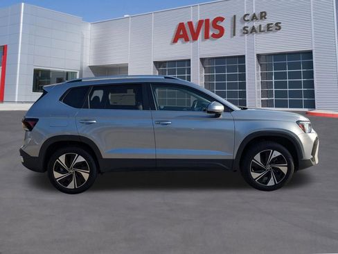 Used 2025 Volkswagen Taos SE AWD/4WD image 5