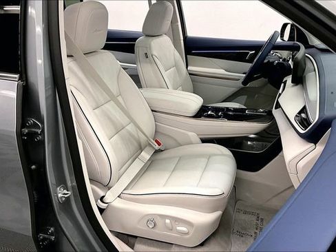 Used 2025 Buick Enclave Avenir w/ Super Cruise Package AWD/4WD image 8