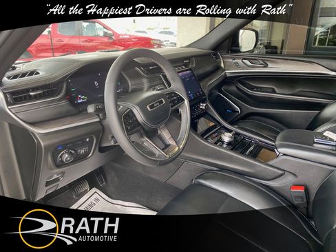 Used 2022 Jeep Grand Cherokee Overland w/ Luxury Tech Group IV AWD/4WD image 13
