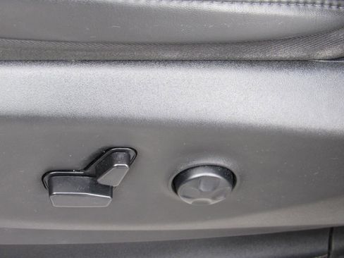 Used 2023 Chrysler Pacifica Touring-L image 17