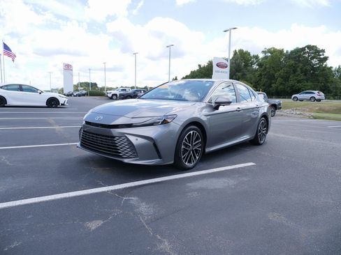 Used 2025 Toyota Camry XLE image 8