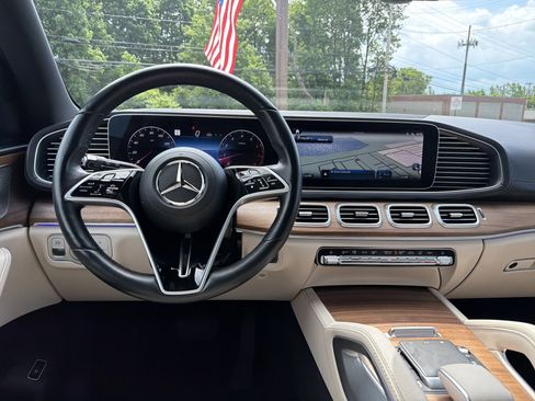 Used 2025 Mercedes-Benz GLS 450 4MATIC image 12