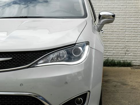 Used 2020 Chrysler Pacifica Limited w/ Advanced Safetytec Group FWD image 40
