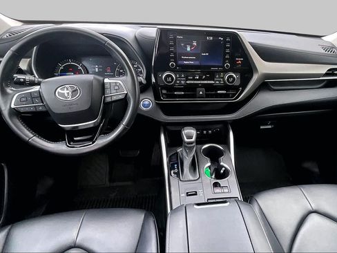 Used 2021 Toyota Highlander XLE FWD image 16