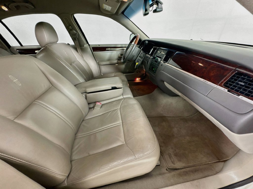 Used 2007 Lincoln Town Car Signature Limited RWD image 30