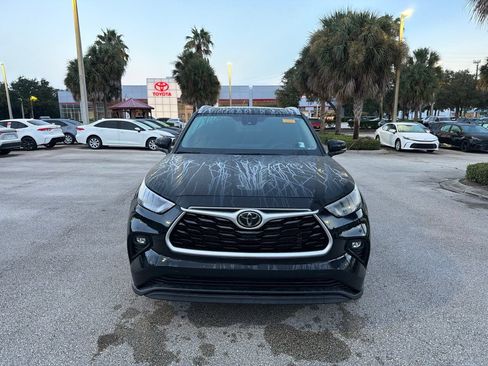 Used 2023 Toyota Highlander XLE FWD image 4