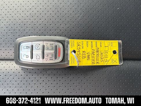 Used 2025 Chrysler Pacifica Select FWD image 38