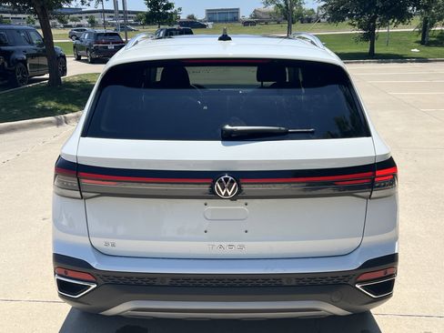 Used 2025 Volkswagen Taos SE w/ Panoramic Sunroof Package FWD image 9
