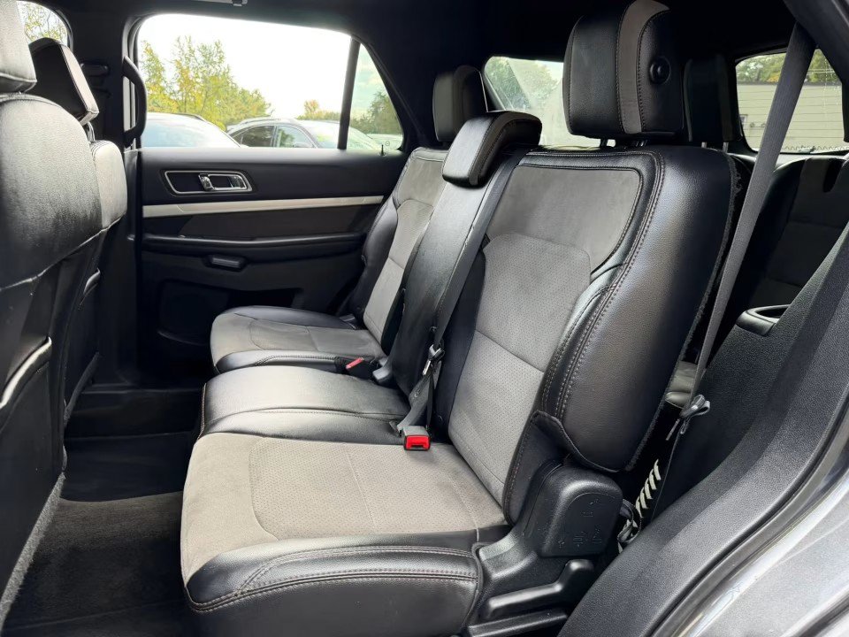 Used 2017 Ford Explorer XLT w/ Equipment Group 202A AWD/4WD image 19