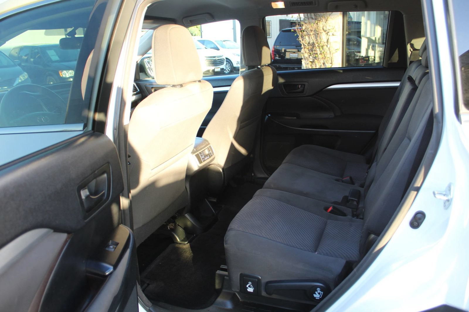 Used 2016 Toyota Highlander LE FWD image 13