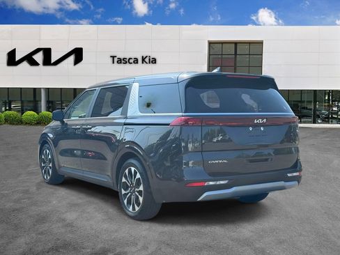 Used 2024 Kia Carnival EX FWD image 6