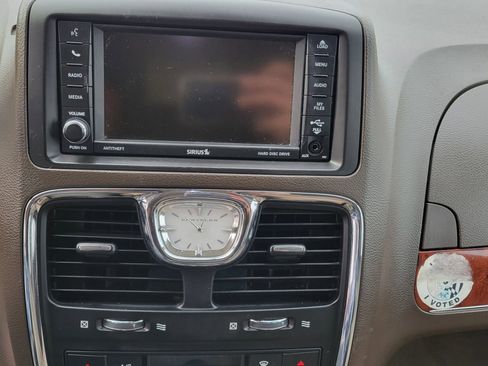 Used 2013 Chrysler Town & Country Touring-L w/ Driver Convenience Group image 22