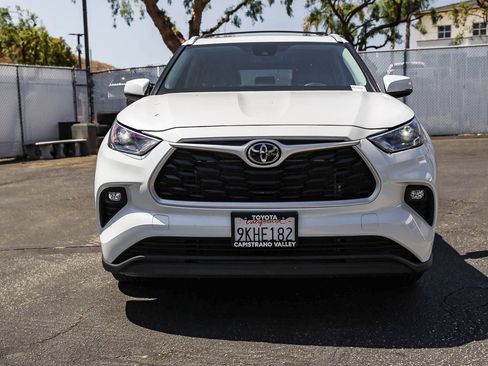 Used 2023 Toyota Highlander XLE FWD image 2