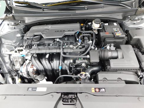 Used 2025 Hyundai Elantra Sport image 11