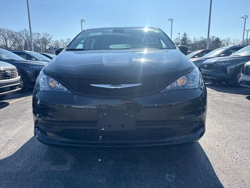 Used 2023 Chrysler Voyager LX image 3