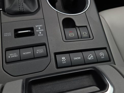 Used 2020 Toyota Highlander XLE AWD/4WD image 26