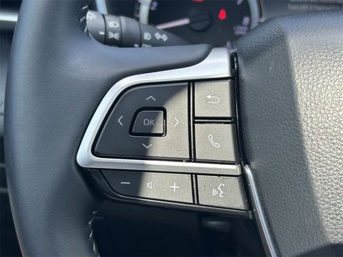 Certified 2024 Toyota Highlander XLE image 30