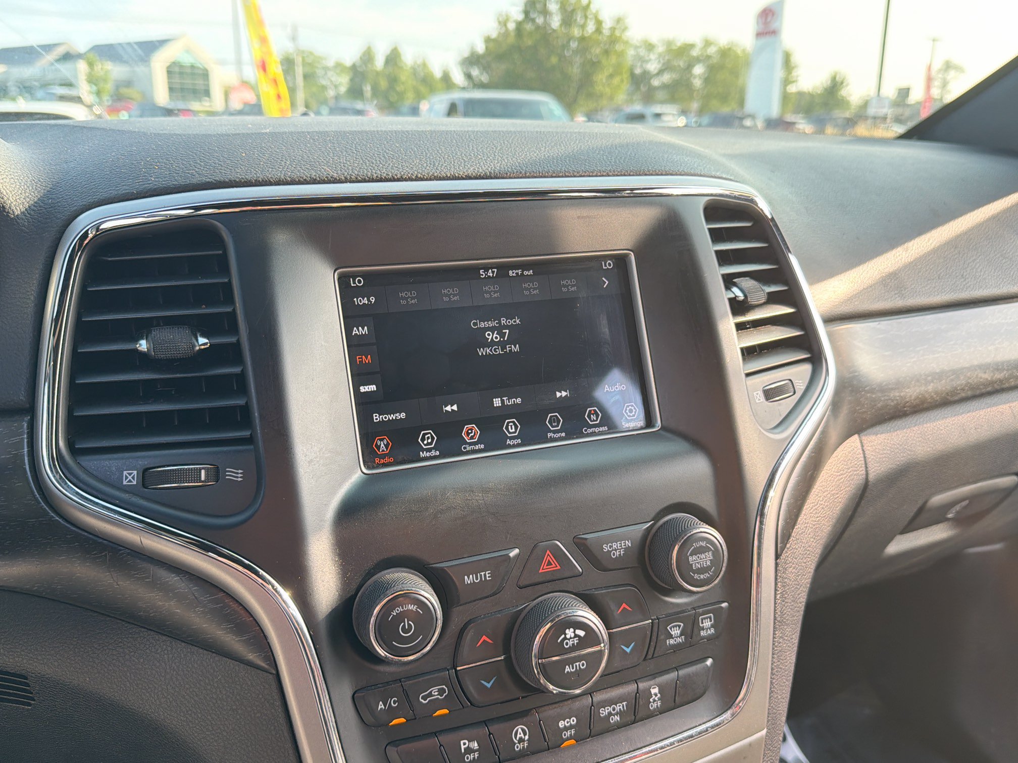 Used 2018 Jeep Grand Cherokee Laredo AWD/4WD image 15
