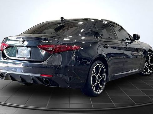 Used 2022 Alfa Romeo Giulia Veloce AWD/4WD image 2