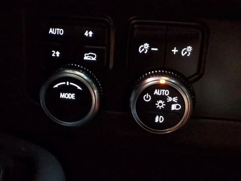 Used 2023 GMC Yukon SLT AWD/4WD image 29
