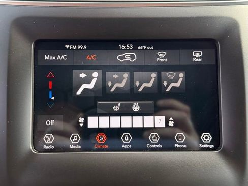 Used 2019 Jeep Cherokee Latitude Plus w/ Cold Weather Group AWD/4WD image 29