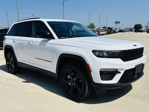 Used 2023 Jeep Grand Cherokee Limited w/ Black Appearance Package AWD/4WD image 2