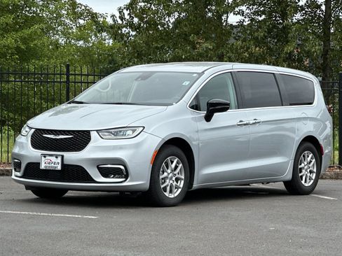 Used 2024 Chrysler Pacifica Touring-L FWD image 8