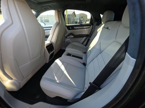 Used 2020 Porsche Cayenne Turbo S image 6