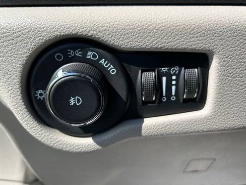 Used 2023 Chrysler Pacifica Touring-L FWD image 17