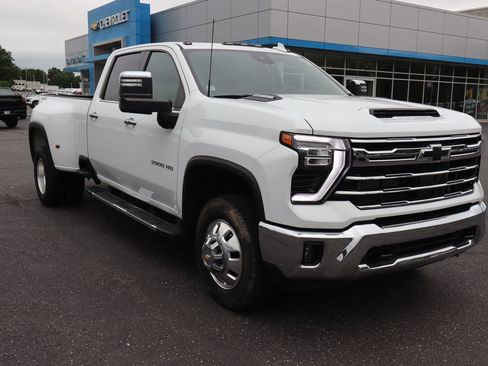 Used 2024 Chevrolet Silverado 3500 LTZ w/ LTZ Convenience Package AWD/4WD image 2