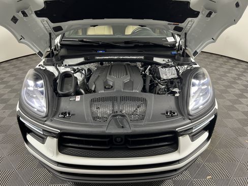 Certified 2026 Porsche Macan AWD/4WD image 22