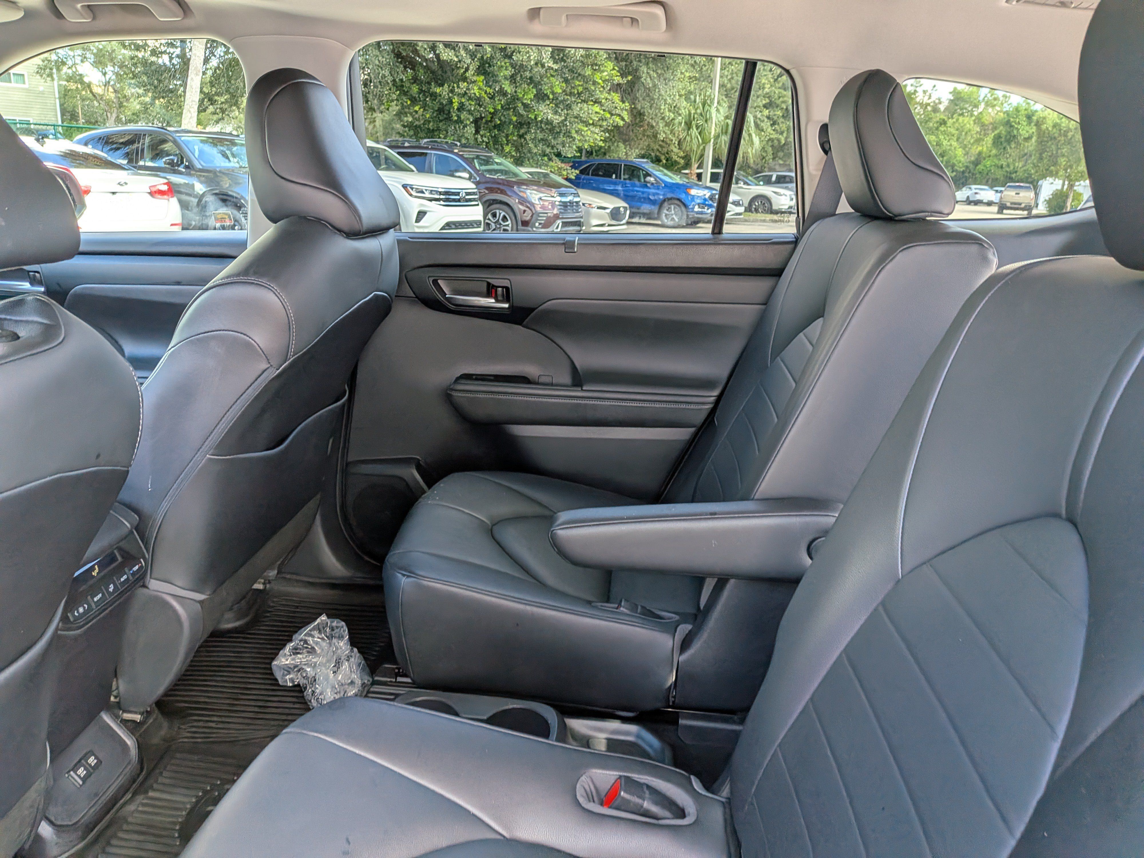 Used 2020 Toyota Highlander XLE AWD/4WD image 15