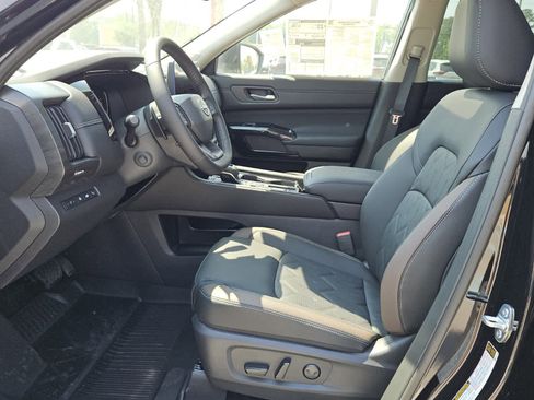 New 2026 Nissan Pathfinder Platinum FWD image 3