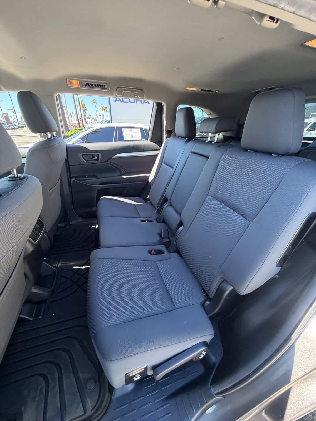 Used 2019 Toyota Highlander LE FWD image 12