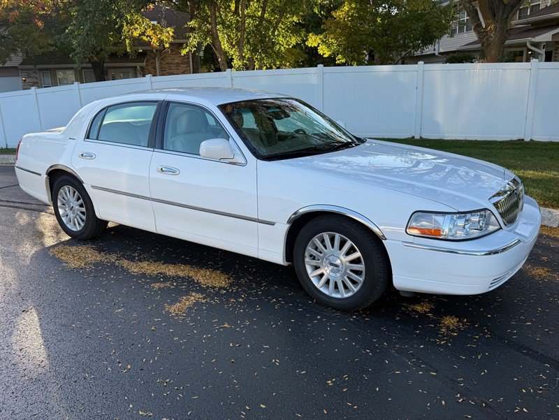 Used 2004 Lincoln Town Car Signature RWD image 4