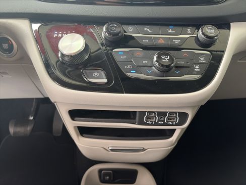 Used 2024 Chrysler Pacifica Touring-L image 31