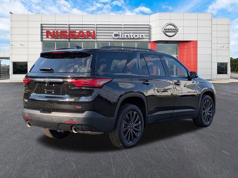 Used 2023 Chevrolet Traverse RS image 3