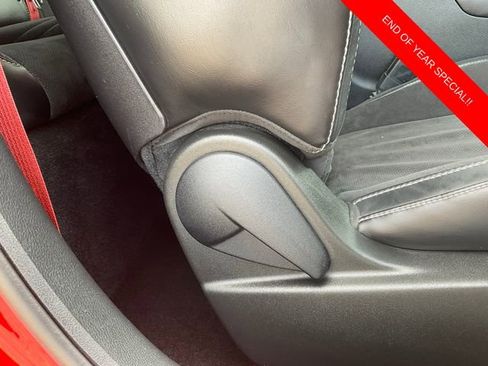 Used 2015 Dodge Challenger SRT image 16