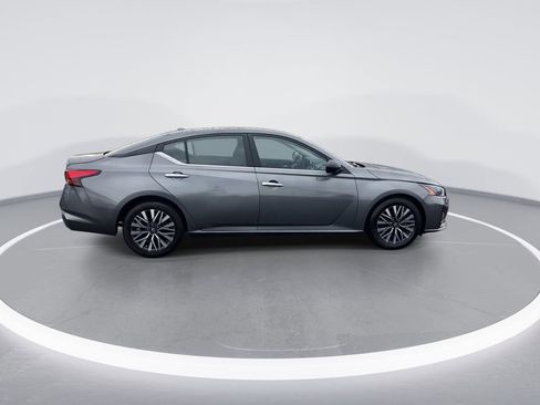 Used 2024 Nissan Altima 2.5 SV FWD image 9